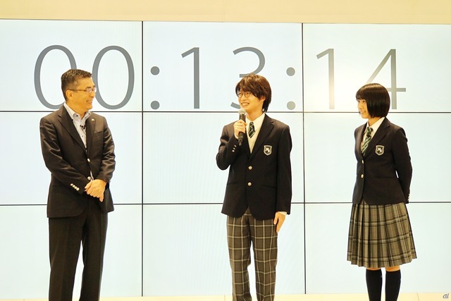 　新型iPhoneの発売まで残り15分のタイミングで、テレビCM「意識高すぎ高杉くん」シリーズに出演する、俳優の神木隆之介さんと、女優の松本穂香さんが登場。