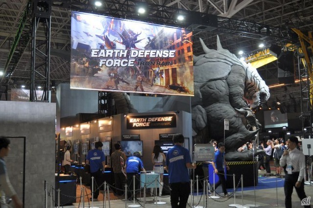 　ディースリー・パブリッシャーブースでは、「EARTH DEFENSE FORCE: IRON RAIN」を試遊出展。脇にあるのは、巨大怪獣「ベイザル」を再現したもの。