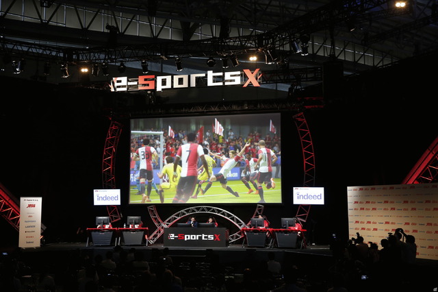 　今回はeスポーツの充実をうたっており、大型ステージ「e-Sports X（クロス）」では、ビジネスデーでも企画が行われていた。
