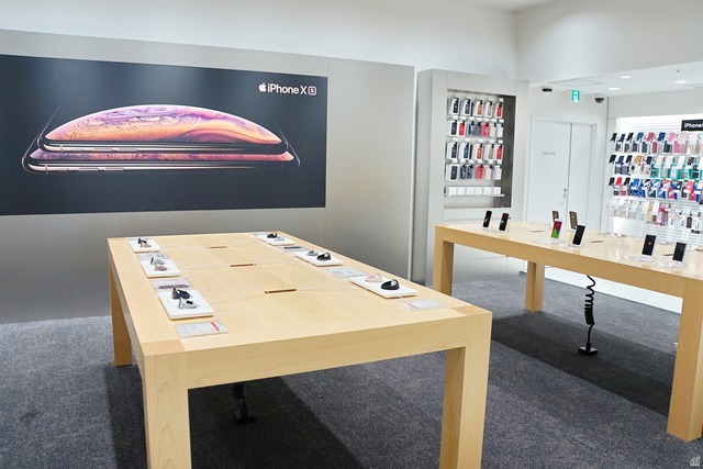 　旗艦店の「au SHINJUKU」では、新型の「iPhone XS」「iPhone XS Max」と「Apple Watch Series 4」を体験できる。