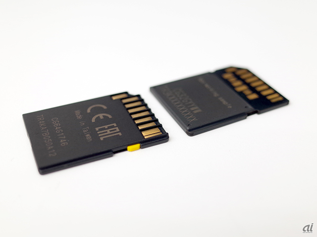 左が従来のSDカードで、右が「SF-Gシリーズタフ仕様」。リブとプロテクトスイッチがない構造になっている