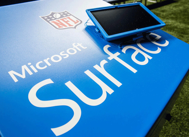 Surfaceの攻撃的なマーケティング

　2013年～2014年：報道によると、Microsoftは、全米フットボールリーグ（NFL）試合会場のサイドラインで使用できる唯一の公認デバイスとしてSurfaceを導入してもらう契約の一環として、NFLに約4億ドルを支払っているという。

　最初の数カ月、アナウンサーたちはそれらのSurfaceを思わず「iPad」と呼んでいた。今では、そういうことはないようだ。