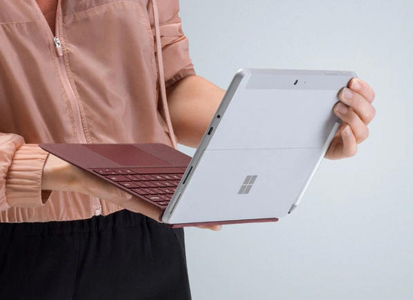 Microsoftがローエンドの「Surface Go」を発表

　2018年8月：これまで、Surfaceシリーズの決定的な特徴は、市場のプレミアムエンドに位置する製品であることだった。

　Surface Goの発表は、その原理が根本的に変わったことを示すものだ。Surface Goは低価格の「Pentium」チップをベースとする10インチのコンバーチブルで、教育分野や価格志向のユーザーを対象としている。
