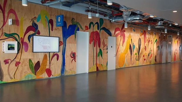 　Facebookの「アーティストインレジデンスプログラム」で制作された18の芸術作品がキャンパス内に飾られている。このプログラムはコミュニティを活性化し鼓舞することを目的としていると同社は述べている。