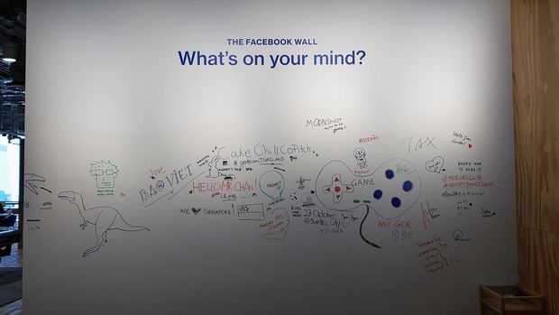 　The Facebook Wallと呼ばれる壁面。落書きのような遊び心で、思いついたことをシェアするためのものだ。壁に自由に書き込みをしても小言を言われることはない。