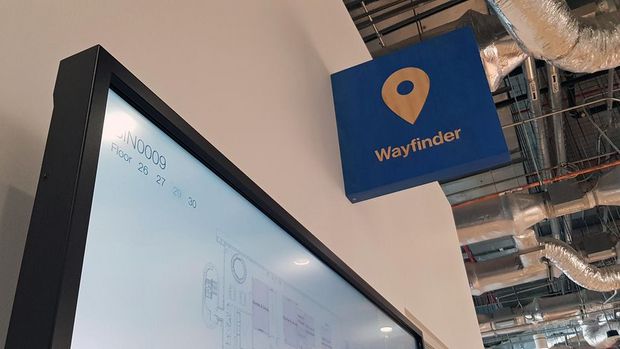 　このとてつもなく大きいオフィスで迷っても心配無用。Wayfinderと呼ばれるインタラクティブディレクトリがオフィスの至る所に設置されているので、自分がどこにいるかを調べることができる。