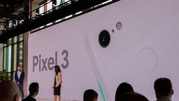 　Pixel 3とPixel 3 XLについて話すため、Liza Ma氏とBrian Rakowski氏が登壇した。