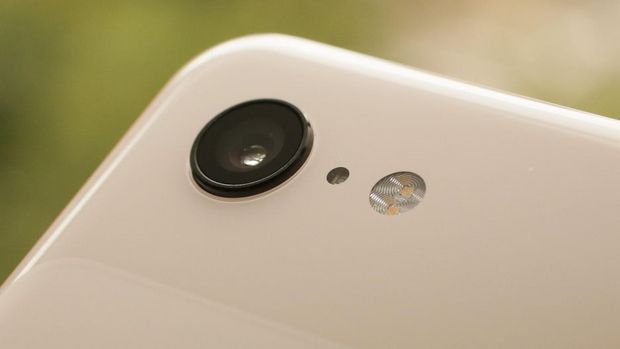 　Pixel 3のカメラ、光センサ、フラッシュ。