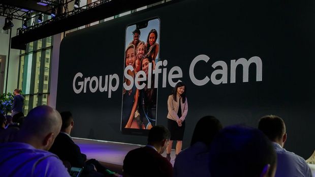 　Pixel 3カメラの新機能の1つが「Group Selfie Cam」だ。第2のレンズを使用してズームアウトし、より広い範囲を撮影できる。