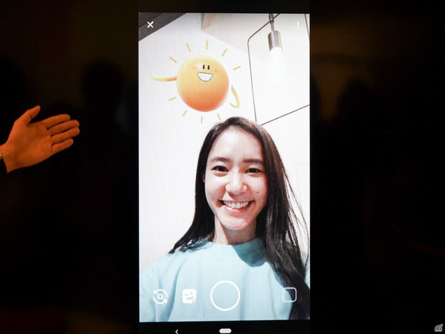 こちらも「Playground」のARステッカー。笑顔になると、太陽の表情が笑顔になる。もし、写っている人の表情が暗いと、太陽の表情も暗くなる。