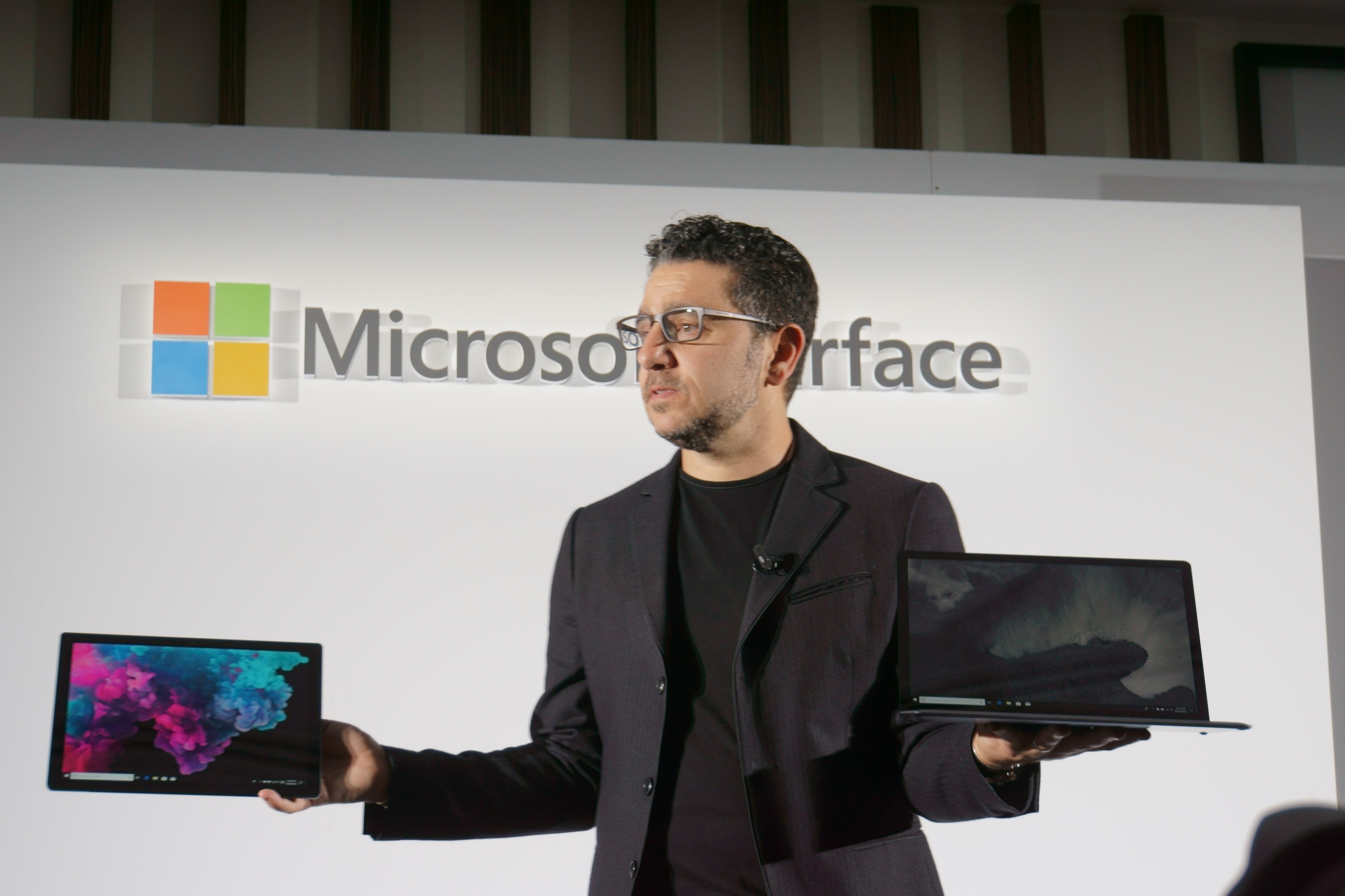 Surface Pro 6、Surface Laptop 2の新色を持つパネイ氏
