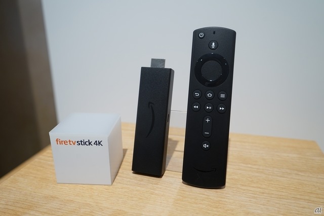 　Alexa対応音声認識リモコンを付属するストリーミングメディア端末「Amazon Fire TV Stick 4K」。12月12日に発売予定で、価格は6980円。1.7GHzで動作するプロセッサにより、従来のFire TV Stick（第2世代）と比べてパフォーマンスが80％以上向上。また、4K Ultra HD対応に加えて、ストリーミングメディア端末として初めてDolby VisionとHDR10＋に対応した。