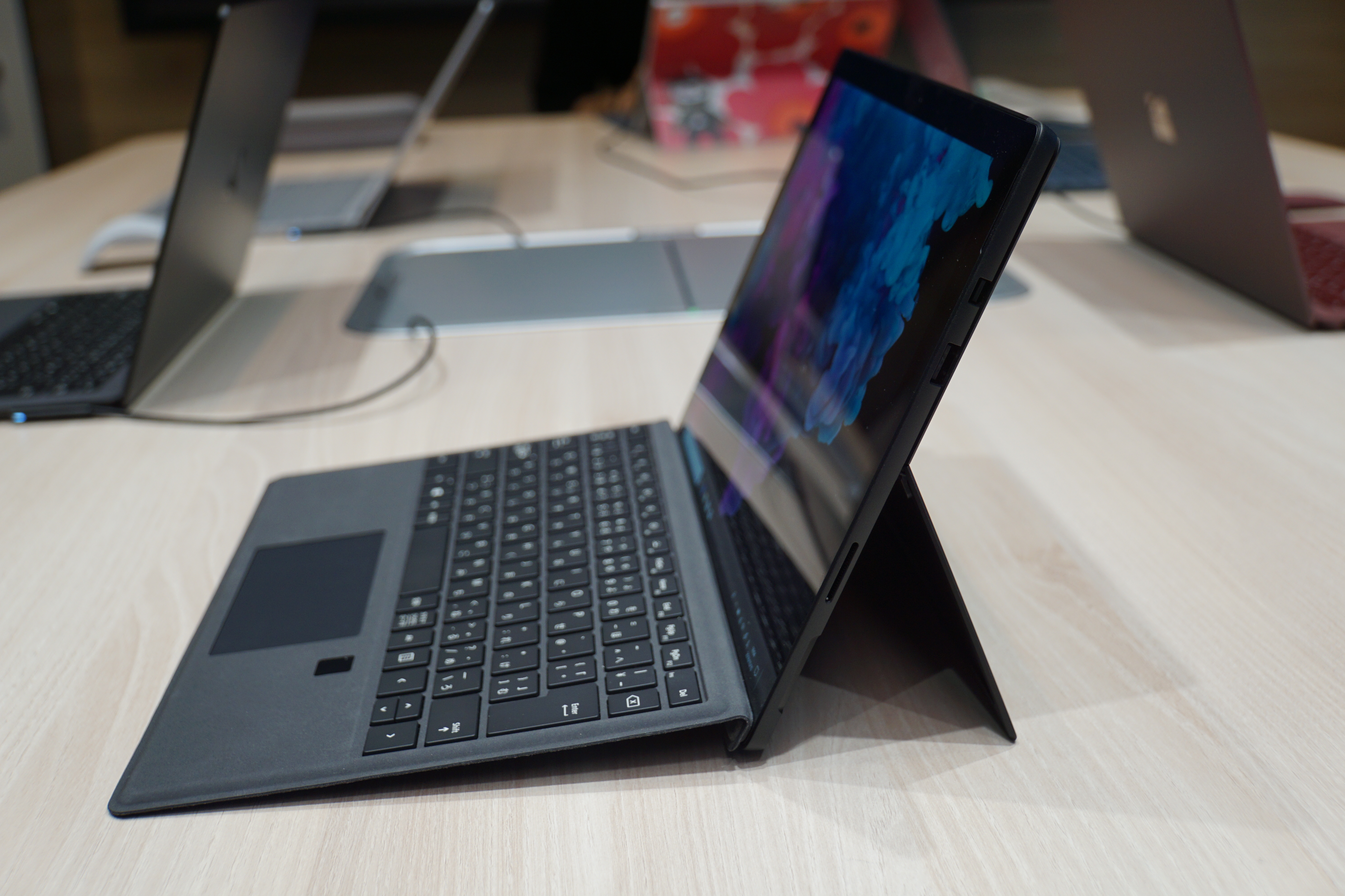 Surface Pro 6の側面
