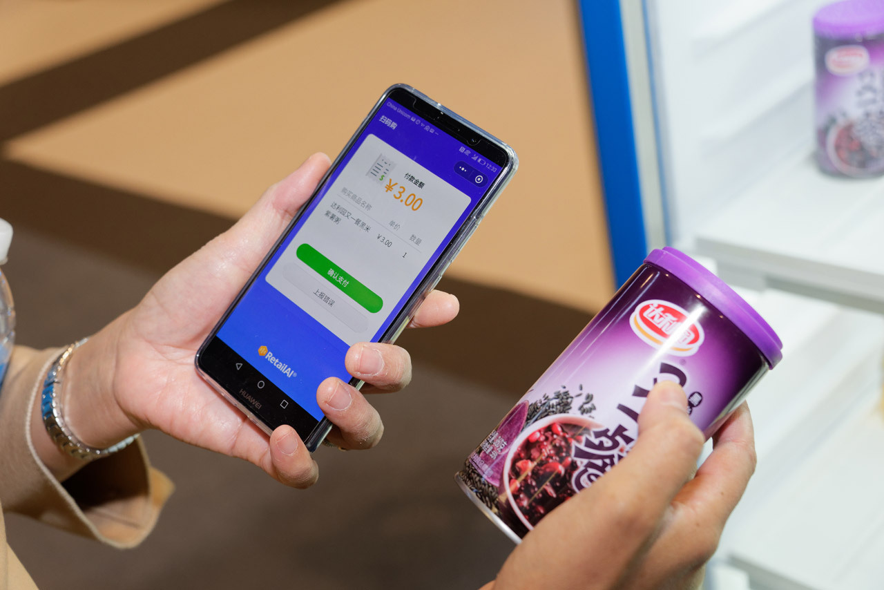 扉を閉めるとアプリ画面に商品情報と値段が表示され、WeChat Payで決済できる