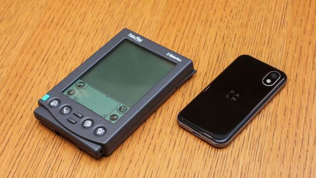 　Palm（写真右）とかつての「Palm Pilot」。