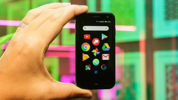 　OSは「Android 8.1」で、メインデバイスと接続すれば、外出中でも電話やテキストメッセージの受発信ができる。