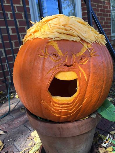 　ハロウィンが近づくと、米国の多くの家庭がオレンジ色の大きなカボチャの中身をくり抜いて作った顔を玄関先などに飾る。数年前から話題となっているのが、米国大統領のDonald Trump氏の顔に似せて作る「トランプキン」だ。ハロウィンの時期にソーシャルメディアに投稿されたトランプキンの中からよりすぐりのものを写真で紹介する。


　数年前に作られたこのトランプキンはTrump氏が叫んでいるかのようだ。おなじみのお騒がせツイートを投稿しているところだろうか。
