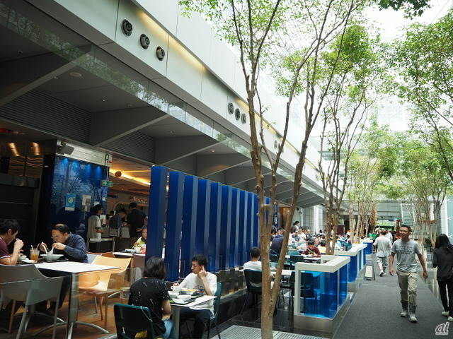 　カフェスペースや飲食店も豊富にそろっている。