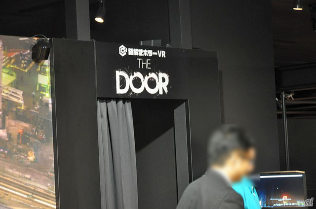 　ギリギリ！高所VRの隣にあるのが、「THE DOOR」。カーテンで区切られた向こう側にプレイルームがある。