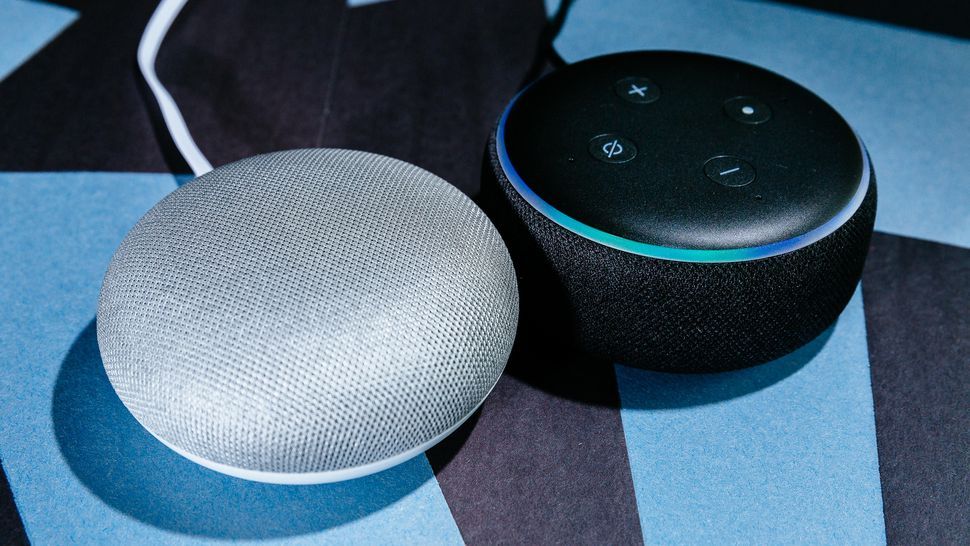 新しい第3世代のEcho Dot（写真右）とGoogle Home Mini
