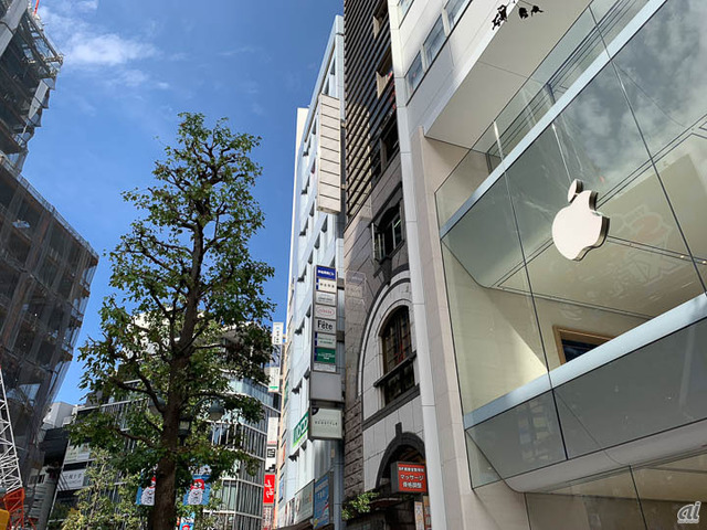 　Apple 渋谷の外観。他の店舗と同様に、ガラスを全面に用いたデザインだ。「人が集う街の広場」の役割を担う、Apple 渋谷のコンセプトは、「違う視点を見つけにいこう」というもの。ウェブサイトにも記されている。