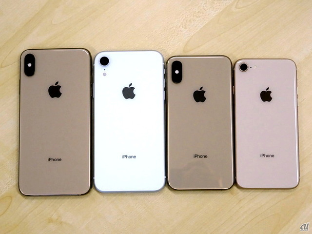 　大きさ比較。左から、iPhone XS Max、iPhone XR、iPhone XS、iPhone 8。