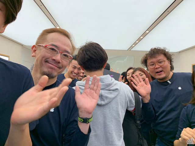 　Apple 渋谷のスタッフは総勢140名。日本語、英語だけでなく、さまざまな言語に対応し、さまざまなバックグランドを持つスタッフが在籍する。