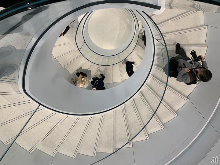　Apple 渋谷は、この美しいらせん階段も見どころのひとつ