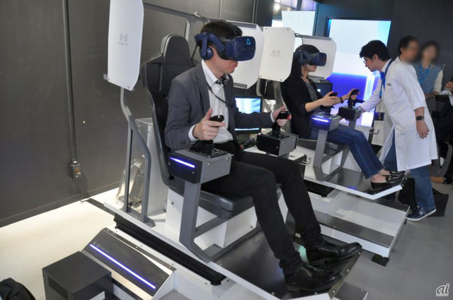 　「ゴジラVR」では、体感型マシンに座り、VRヘッドセットを装着して楽しむ。実は、現在ではVR ZONE Portalで稼働している「アーガイルシフト」のマシンを活用しているという。
