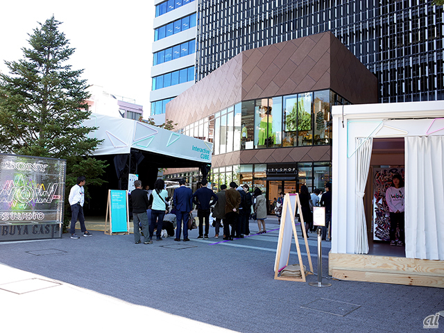 　ソニーは、一般社団法人渋谷未来デザインと一般財団法人渋谷区観光協会が立ち上げた「SCRAMBLE 実行委員会」とともに、渋谷キャスト スペース・ガーデンを中心に、最新テクノロジを駆使した”遊び場”「WOW Studio at 渋谷キャスト」（WOW Studio）をオープンした。11月4日まで 3日間にわたり運営する。

　渋谷キャスト スペース・ガーデンのほか、ソニースクエア渋谷プロジェクトと渋谷モディ1Fの店頭プラザも使い、ソニーの最新テクノロジや研究開発段階のプロジェクトを体感できる実験的な展示を披露した。入場は無料。