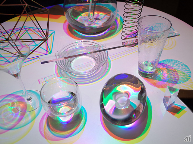 　赤、緑、青の光を使い、影を楽しむ照明「RGB_Light」。テーブルに置いてあるものの影が3色で表現される。
