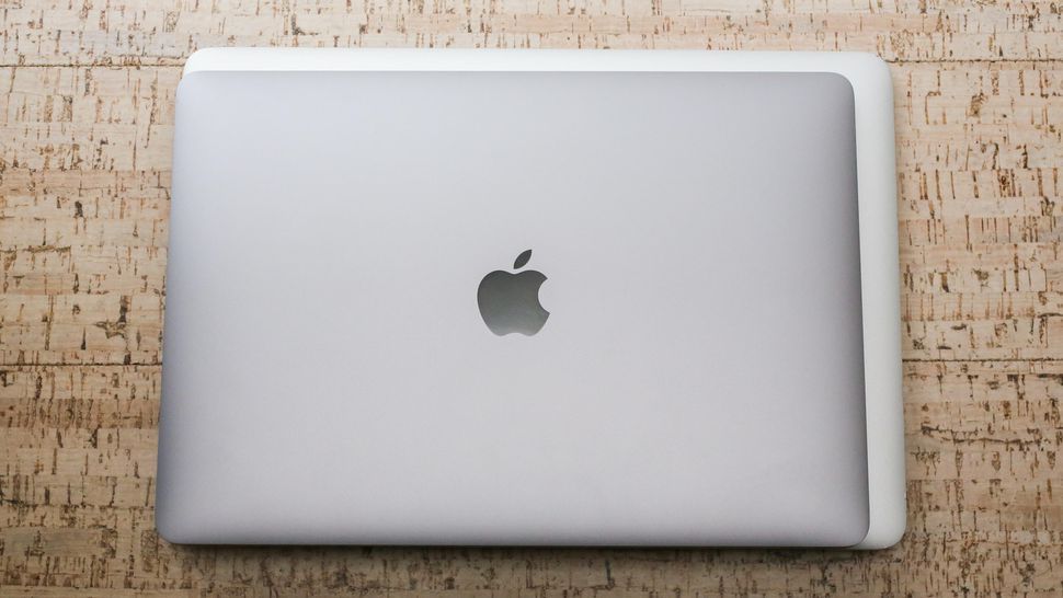 新型Macbook Airを前バージョンの上に重ねた様子