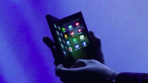 　サムスンは米国時間11月7日、年次開発者会議Samsung Developer Conference（SDC）2018で折りたたみ式スマートフォンを披露した。