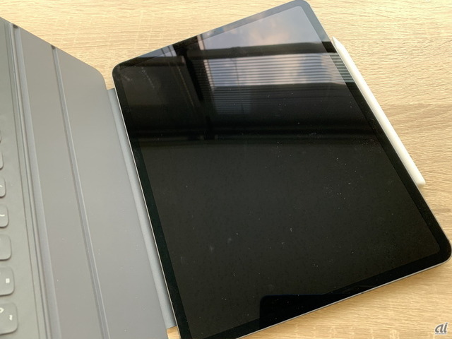　iPad Proの背面とSmart Keyboard Folioは、磁力でくっつく。近づけるとスッと収まる印象だ。