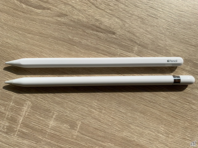 　第一世代のApple Pencil（下）と第二世代のApple Pencil（上）。長さがやや短くなっている。