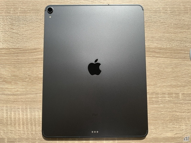 　新iPadの背面。12.9インチのiPad Proの重さは、Wi-Fiモデルが631g。Wi-Fi + Cellularモデルは633gだ。11インチモデルは、いずれも468g。