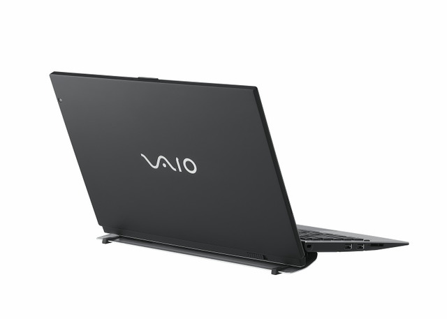 　VAIOは11月13日、12.5型ワイドの2 in 1ノートPCとして、個人向けに「VAIO A 12」、法人向けには「VAIO Pro PA」を11月22日に発売すると発表した。VAIO A 12とVAIO Pro PAは、通常のノートPCとしてもタブレットとしても使える2 in 1タイプでありながら、従来の2 in 1の弱点を克服し、モバイルノート本来の使い勝手を実現した“100％クラムシェル”の機能を特長とする。