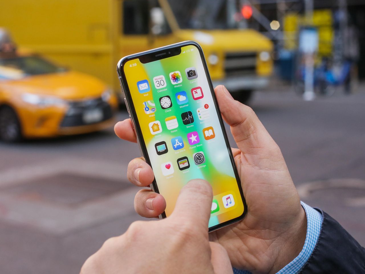 アップル、「iPhone X」のタッチの問題を無償修理--一部の13