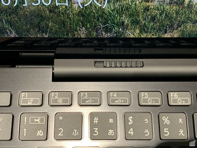 　PCを開いた状態でも外しやすいよう、内側にも同様のスイッチがある。
