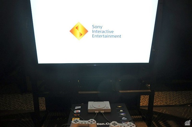 　懐かしの起動音とともに社名ロゴが表示。現在の「Sony Interactive Entertainment」表記となっている。