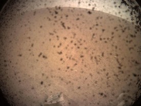 NASAの火星探査機「InSight」が着陸に成功、最初の写真を送信
