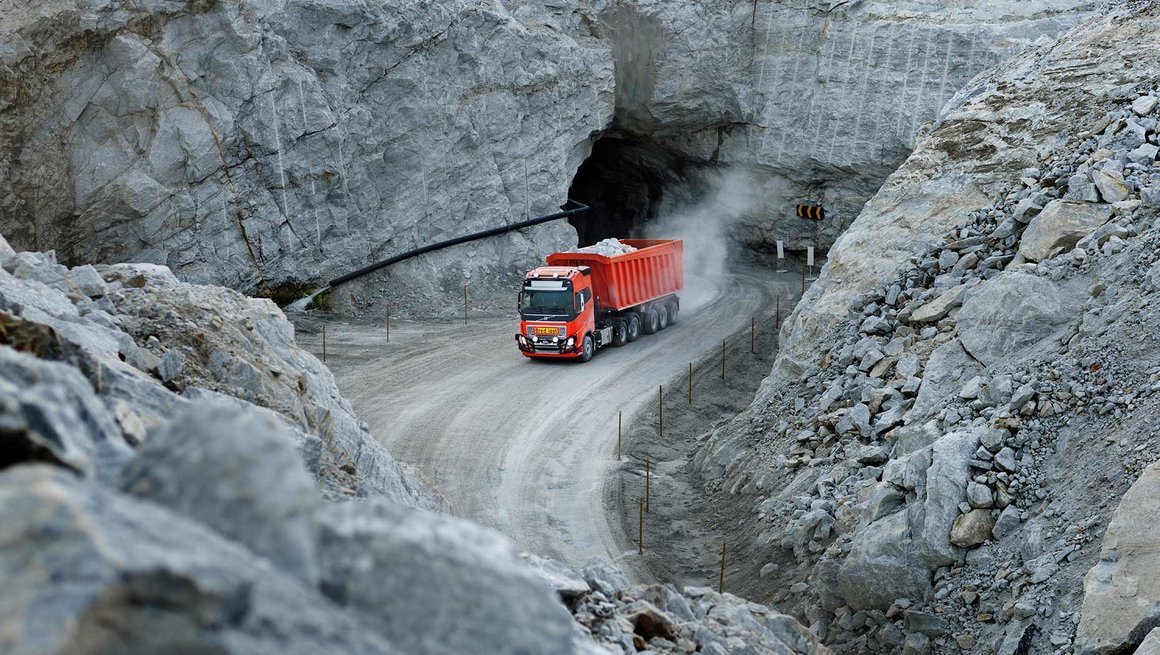 自動運転ダンプカーで鉱山で商用運搬サービス（出典：Volvo Trucks）