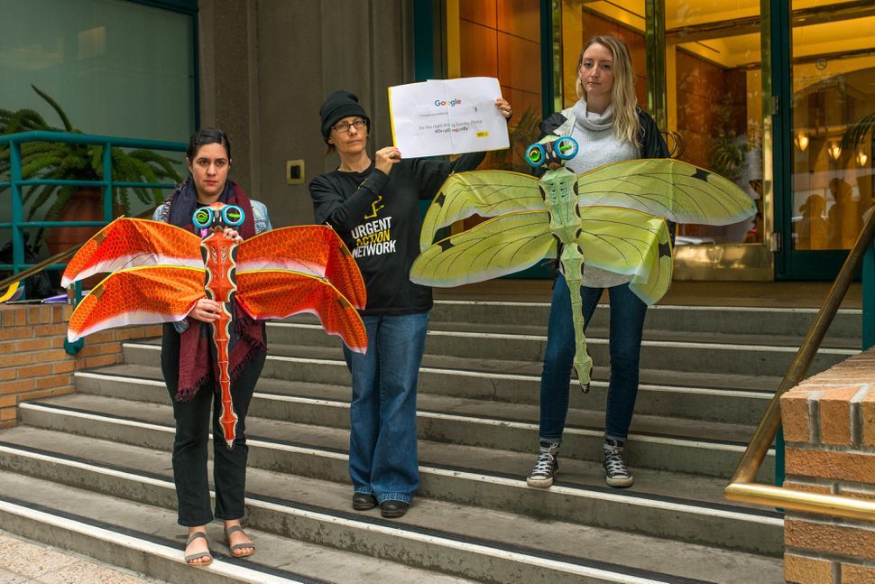 サンフランシスコにあるGoogleのオフィスの前で抗議活動をするアムネスティ・インターナショナルのメンバー