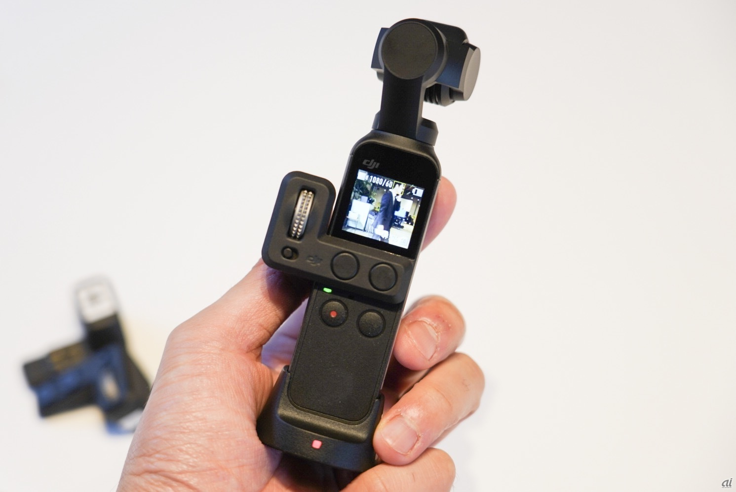 ジンバル内蔵で“ブレない”超小型カメラ「Osmo Pocket」--DJI発表、税込 