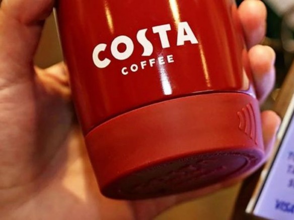 英コーヒーチェーンのCosta、決済機能付きカップを発売--カード会社と連携