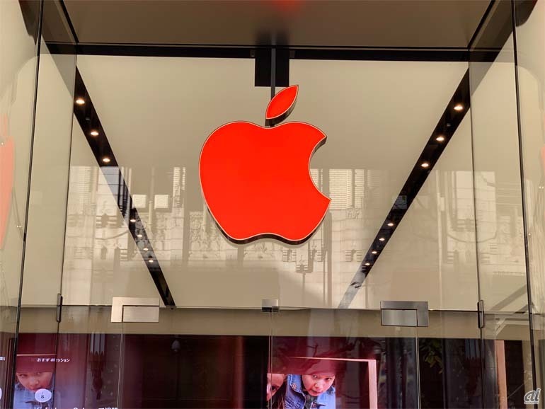 アップルは毎年、認知拡大を目的としてApple Storeのロゴを赤く染めている。写真はApple 新宿