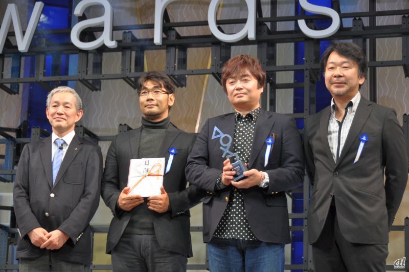 「ペルソナ5」の授賞式では、クリエイティブプロデューサー／チーフディレクターの橋野桂氏（右から2番目）ら、主要クリエーターが登壇した