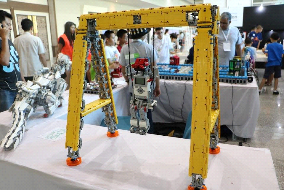 WROの会場に展示されたLEGO EDUCACIONのデモ機。既製品のロボットが子どもたちの想像力を広げる礎になっています