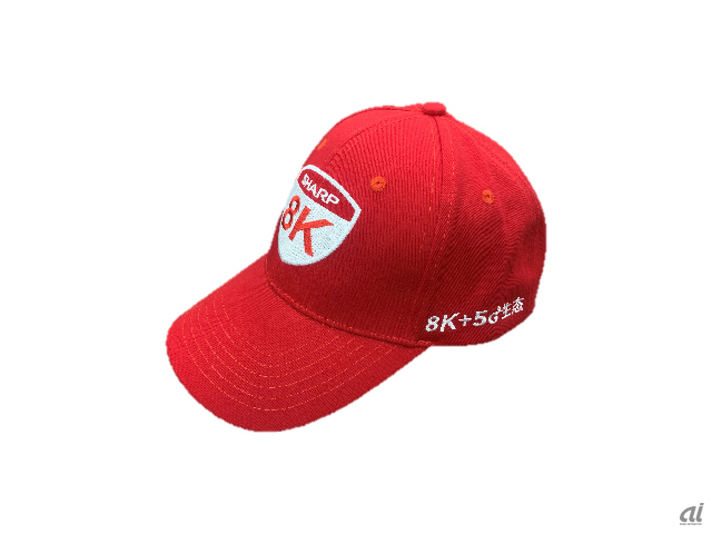 8K＋5Gを示した赤い帽子