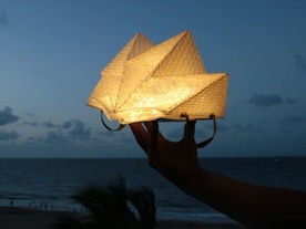 折り紙のような美しい太陽光発電ランタン兼バッテリ--インドネシアの被災者を支援